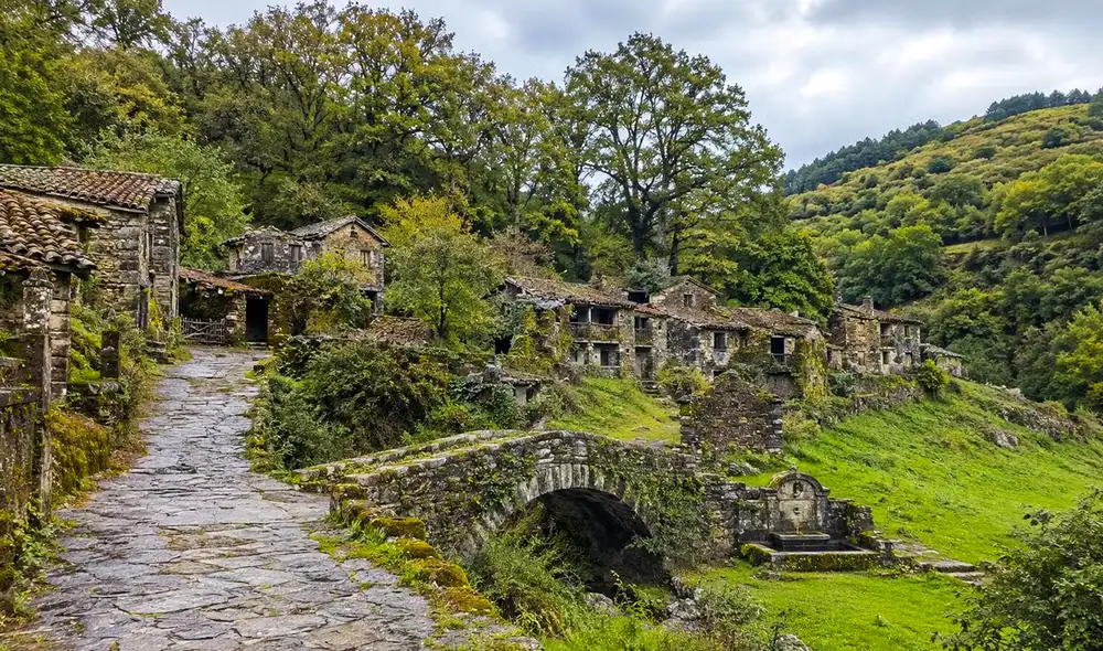 El Concello de Cortegada en Ourense busca revitalizar una villa deshabitada de 12 viviendas a través de una cesión sin coste inicial, según el portal Aldeas Abandonadas.