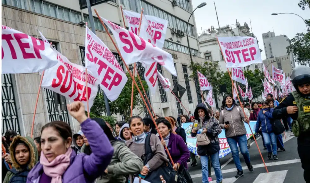 Maestros jubilados en Perú exigen cumplimiento de Ley 32581 Maestros jubilados en Perú exigen cumplimiento de Ley 32581