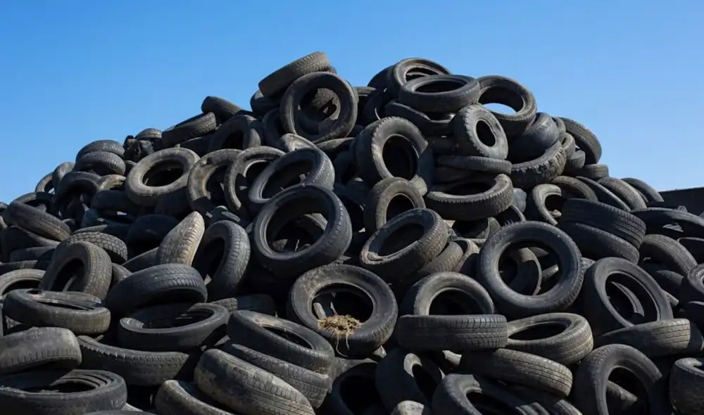 Ingenieros en Maine implementan una innovadora solución: usar 20,000 neumáticos desechados para construir una carretera de ripio, enfrentando el daño por hielo y deshielo. Ingenieros en Maine implementan una innovadora solución: usar 20,000 neumáticos desechados para construir una carretera de ripio, enfrentando el daño por hielo y deshielo.