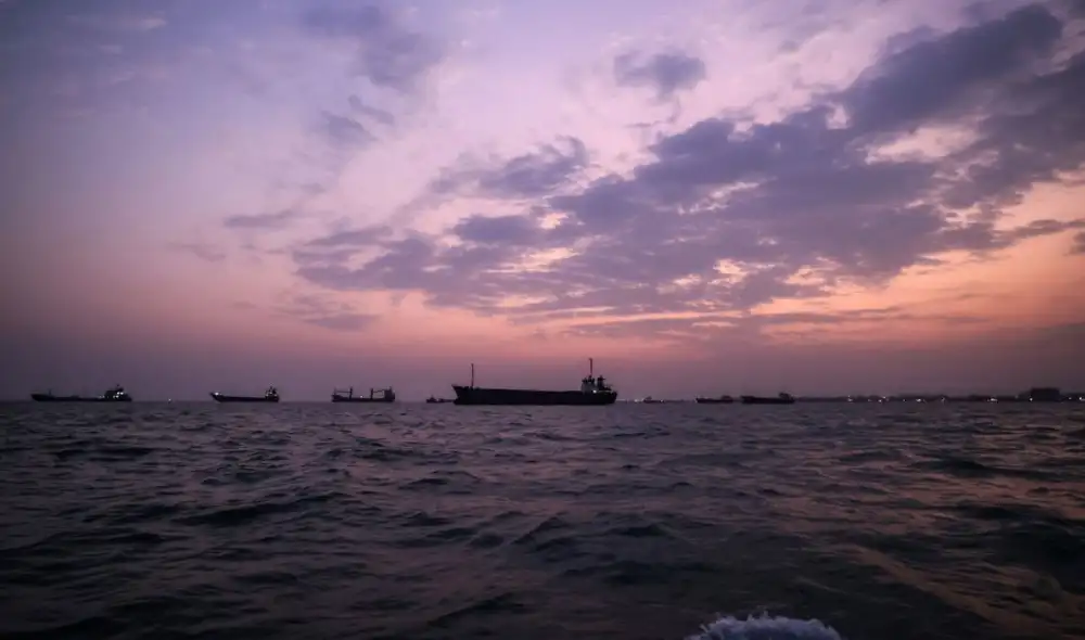 La tensión entre Irán y Estados Unidos se intensificó con ataques en el golfo Pérsico y el estrecho de Ormuz, donde Teherán afirmó haber atacado varios barcos petroleros relacionados con Washington. La tensión entre Irán y Estados Unidos se intensificó con ataques en el golfo Pérsico y el estrecho de Ormuz, donde Teherán afirmó haber atacado varios barcos petroleros relacionados con Washington.