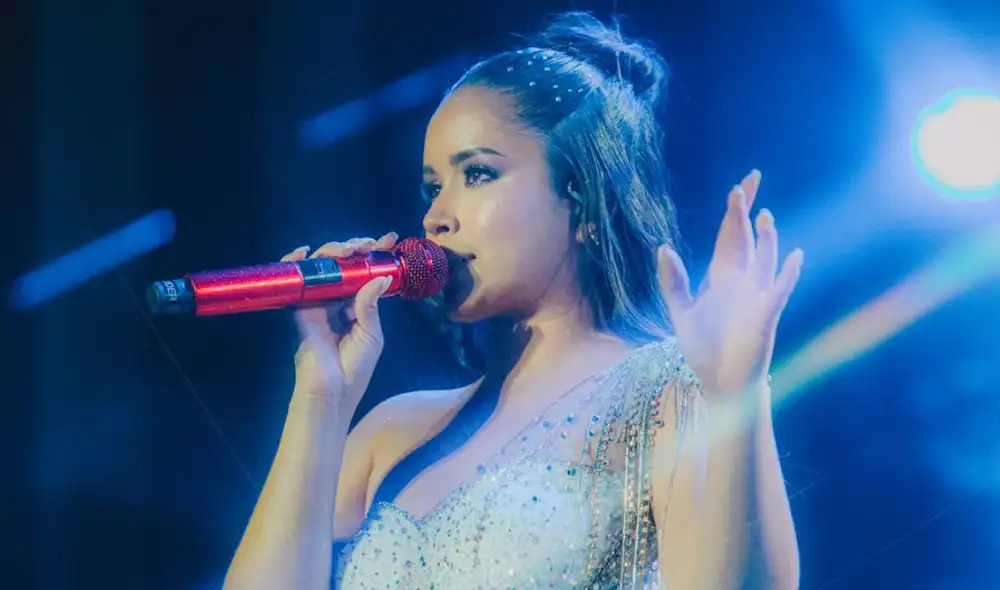 Kiara Lozano explicó por qué tuvo dificultades para cantar el ‘Mix Cholito’ durante un reciente concierto, donde Lesly Águila tuvo que socorrerla. Foto: Facebook.