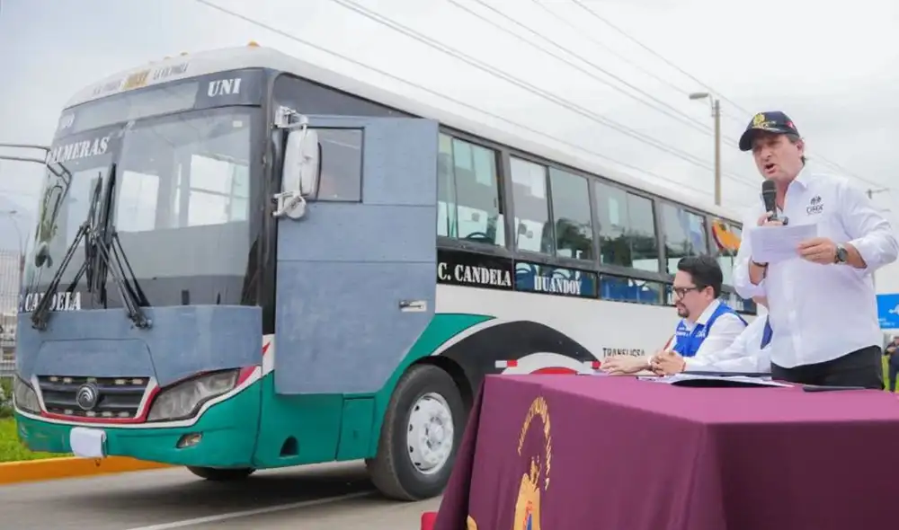 La Municipalidad de Lima presenta un nuevo bus blindado para proteger a conductores del transporte público de extorsionadores, equipándolo con láminas de acero y vidrios antibalas.