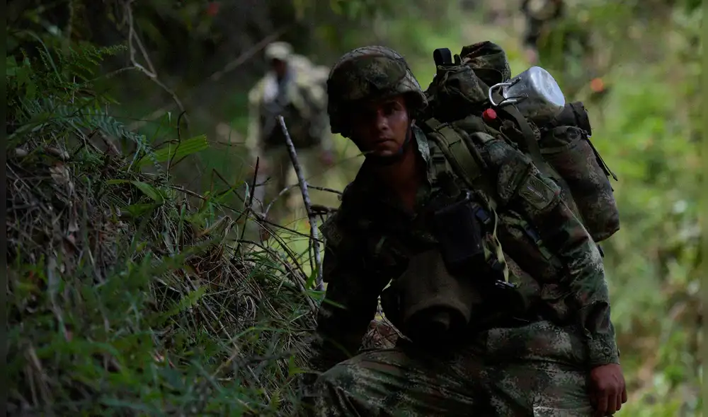 El militar se presentó en una Subestación de Policía en Policarpa, donde fue custodiado y trasladado por vía aérea a Pasto. Foto: AFP.
