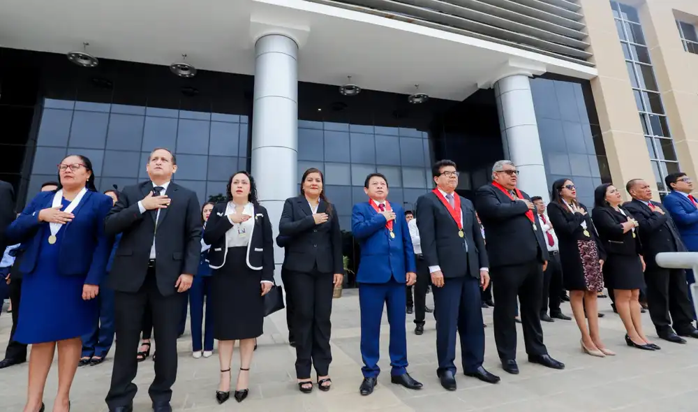 Corte de Sullana realizó ceremonia de izamiento de sus banderas. Foto: difusión. Corte de Sullana realizó ceremonia de izamiento de sus banderas. Foto: difusión.