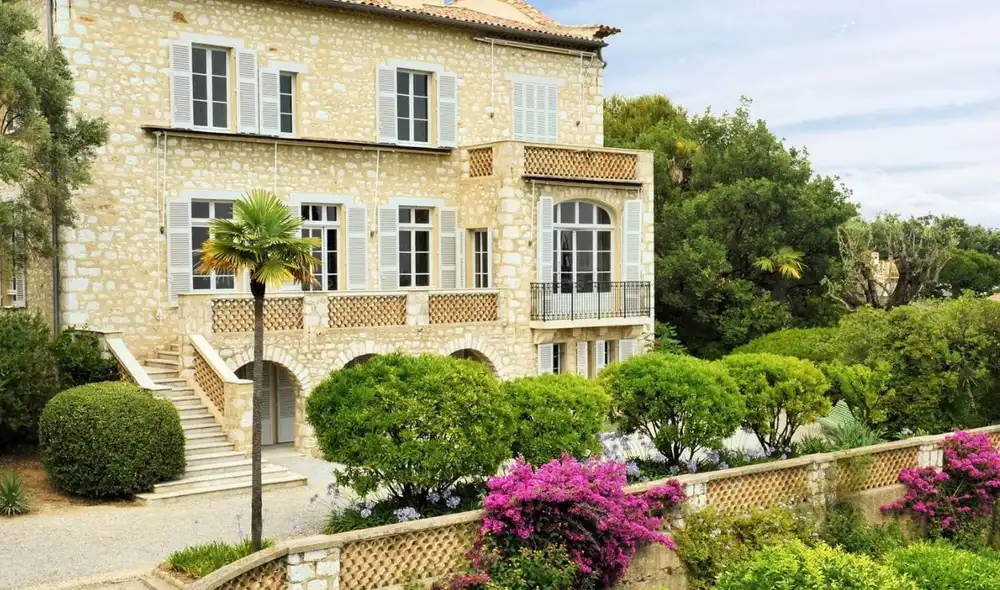 Dos ladrones robaron de madrugada en el Museo Renoir de Cagnes-sur-Mer, Francia, llevándose pinturas valoradas en más de US$10 millones.
