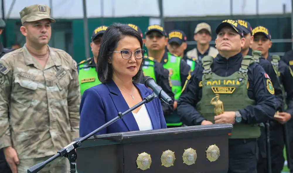 Keiko Fujimori en una ceremonia de reconocimiento a suboficiales de la PNP. Keiko Fujimori en una ceremonia de reconocimiento a suboficiales de la PNP.