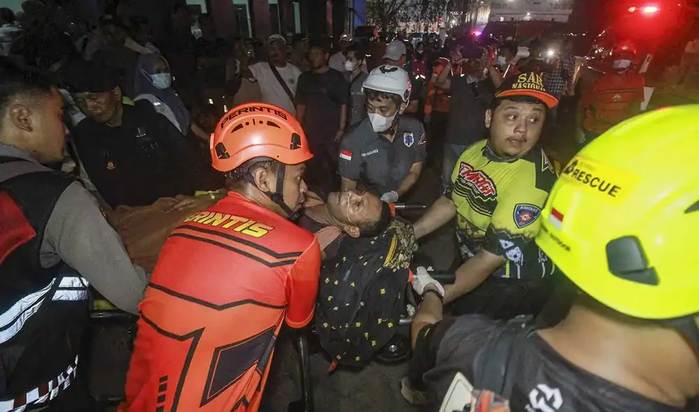 Al menos seis personas murieron y 130 permanecen desaparecidas tras el naufragio del ferry Virgo Transport 8 en Indonesia
