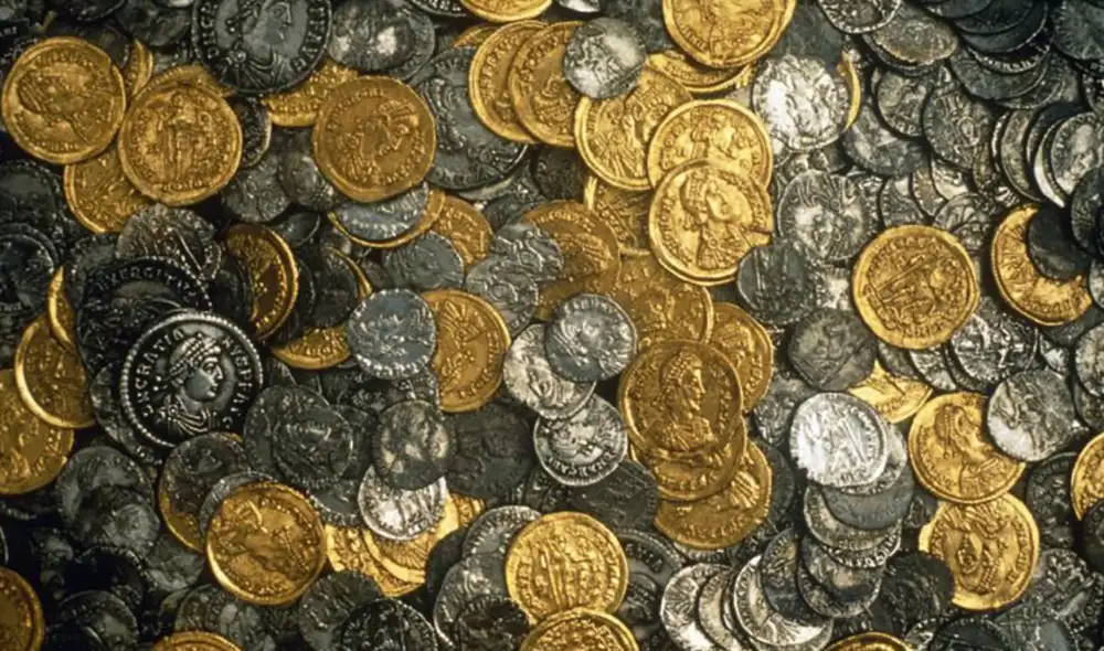 Las monedas de oro y plata del tesoro datan del final del Imperio Romano en Britania, a principios del siglo V d. C. Foto: Museo Británico