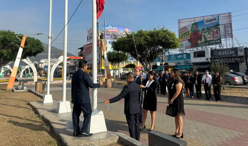 Módulo Corporativo de Familia encabezó izamiento en la Corte del Santa. Foto: difusión.