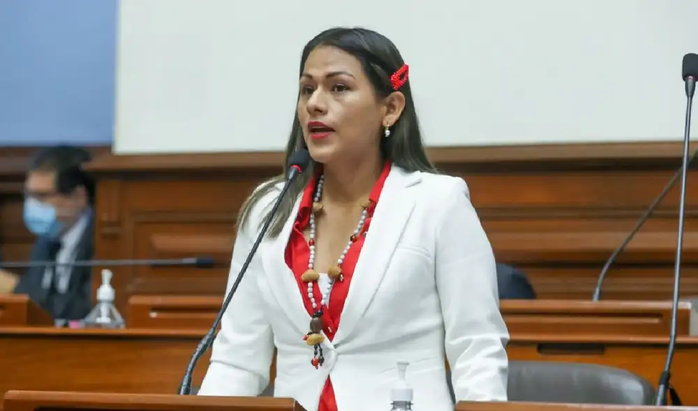 Silvana Robles enfrenta a ministro de Educación por cambios en currículo