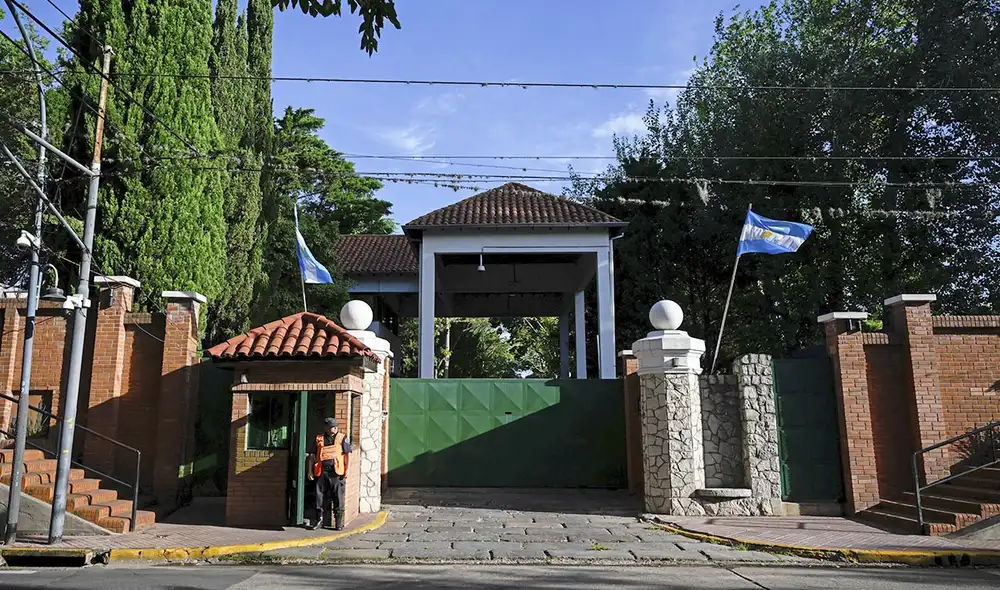 La Casa Militar asumirá el control integral de la Quinta de Olivos y de las residencias transitorias utilizadas por Milei y su familia La Casa Militar asumirá el control integral de la Quinta de Olivos y de las residencias transitorias utilizadas por Milei y su familia