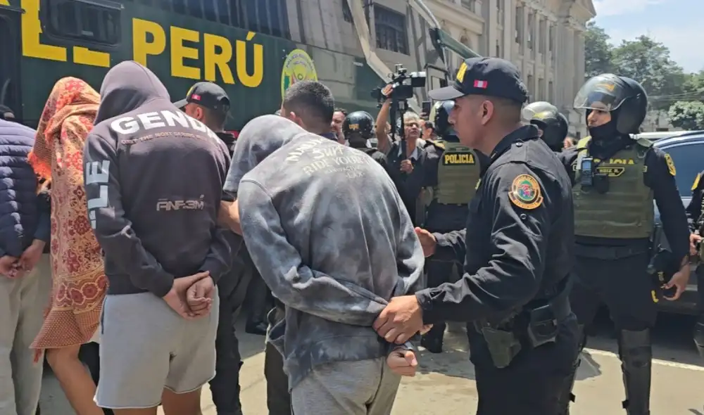 Seis adolescentes vinculados a una presunta agresión sexual en el Liceo Naval fueron trasladados al Juzgado de Lima, donde continuarán bajo custodia por hasta 24 horas más. Seis adolescentes vinculados a una presunta agresión sexual en el Liceo Naval fueron trasladados al Juzgado de Lima, donde continuarán bajo custodia por hasta 24 horas más.