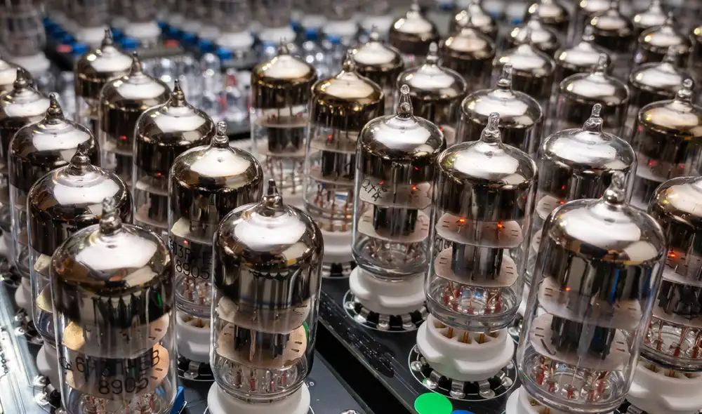 La tecnología antigua sirvió para construir un ordenador funcional. Foto: The Tube Computer La tecnología antigua sirvió para construir un ordenador funcional. Foto: The Tube Computer