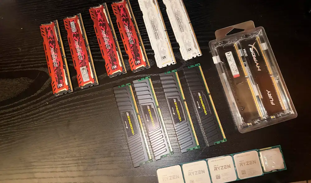 Un usuario de Reddit encontró varios módulos de RAM DDR4 tirados en la basura. Foto: Reddit Un usuario de Reddit encontró varios módulos de RAM DDR4 tirados en la basura. Foto: Reddit