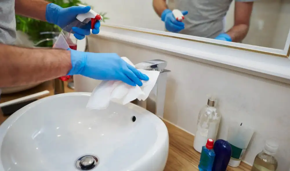 Para preparar la pasta, mezcla 4 cucharadas de agua oxigenada con bicarbonato hasta obtener una consistencia adecuada.