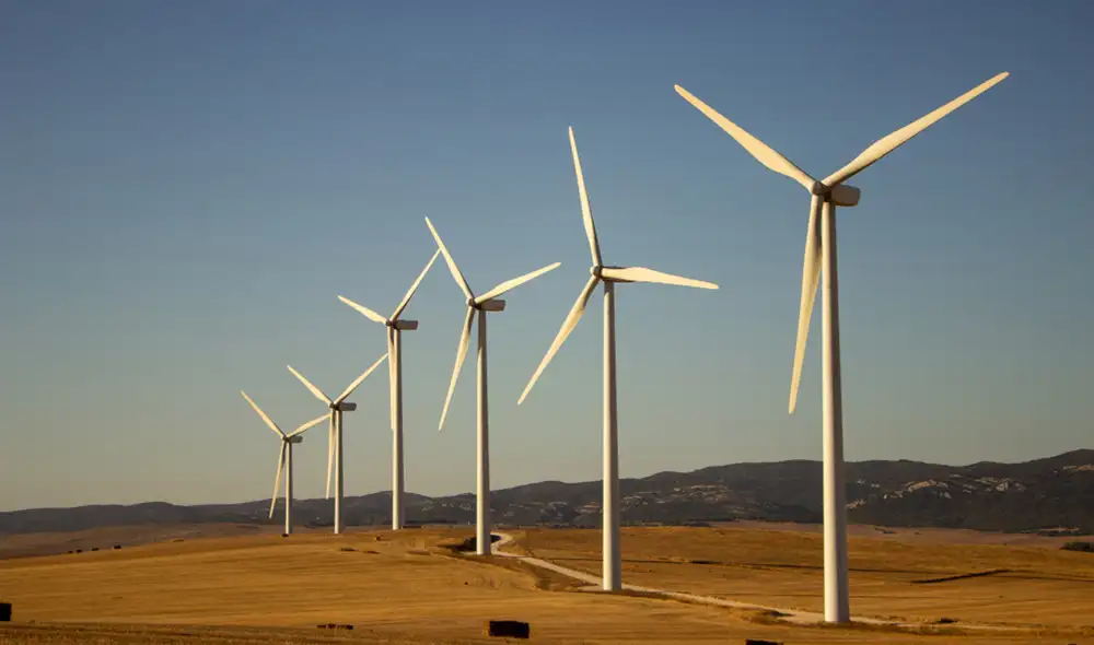 La familia Ferrell transforma su rancho en Kansas al convertir la energía del viento en un negocio rentable, instalando un parque eólico aerogeneradores. La familia Ferrell transforma su rancho en Kansas al convertir la energía del viento en un negocio rentable, instalando un parque eólico aerogeneradores.