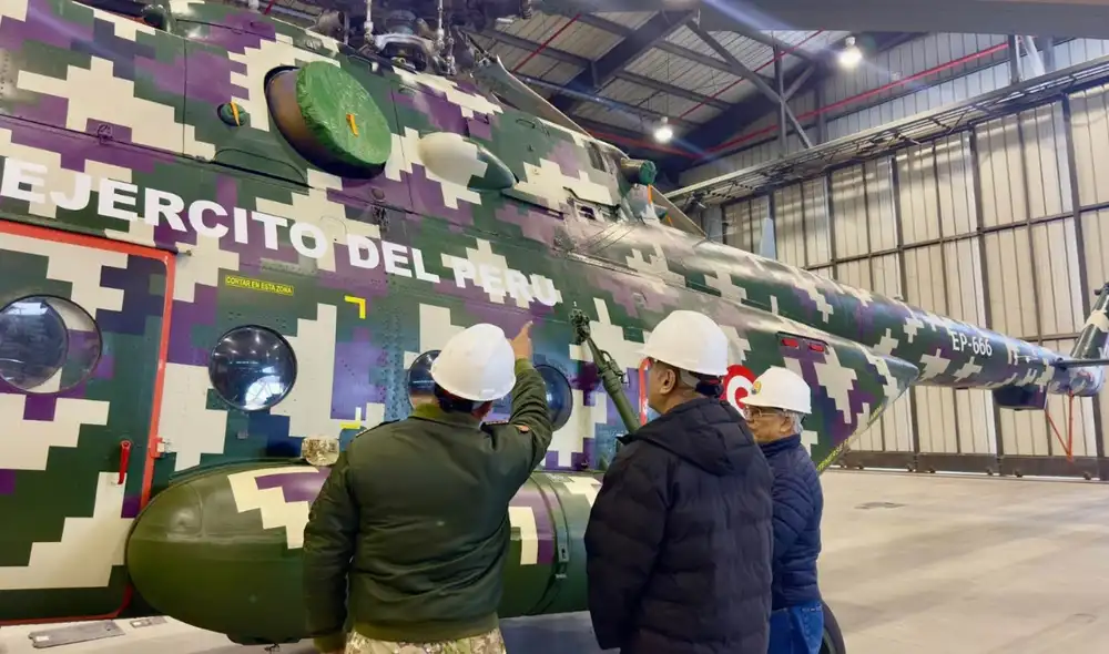 El senador Carlos Caballero León durante la inspección de "La Bestia" en el CEMAE: le ocultaron que había sufrido un incendio en el interior. Foto: Ejercito peruano El senador Carlos Caballero León durante la inspección de "La Bestia" en el CEMAE: le ocultaron que había sufrido un incendio en el interior. Foto: Ejercito peruano
