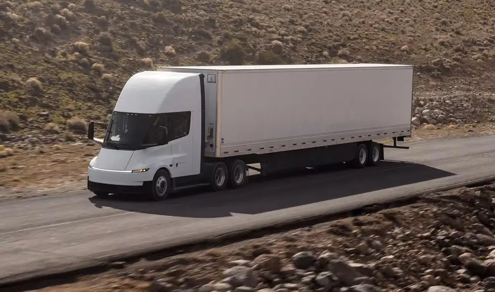Tesla ha iniciado la producción en gran escala de su camión eléctrico Semi en Sparks, Nevada.