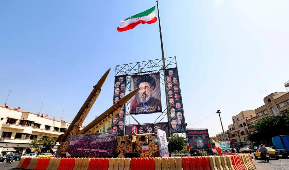Plaza Baharestan de Teherán, se exhiben misiles Zolfaghar de fabricación iraní junto a un gran retrato del líder supremo de Irán, Mojtaba Khamenei. Plaza Baharestan de Teherán, se exhiben misiles Zolfaghar de fabricación iraní junto a un gran retrato del líder supremo de Irán, Mojtaba Khamenei.