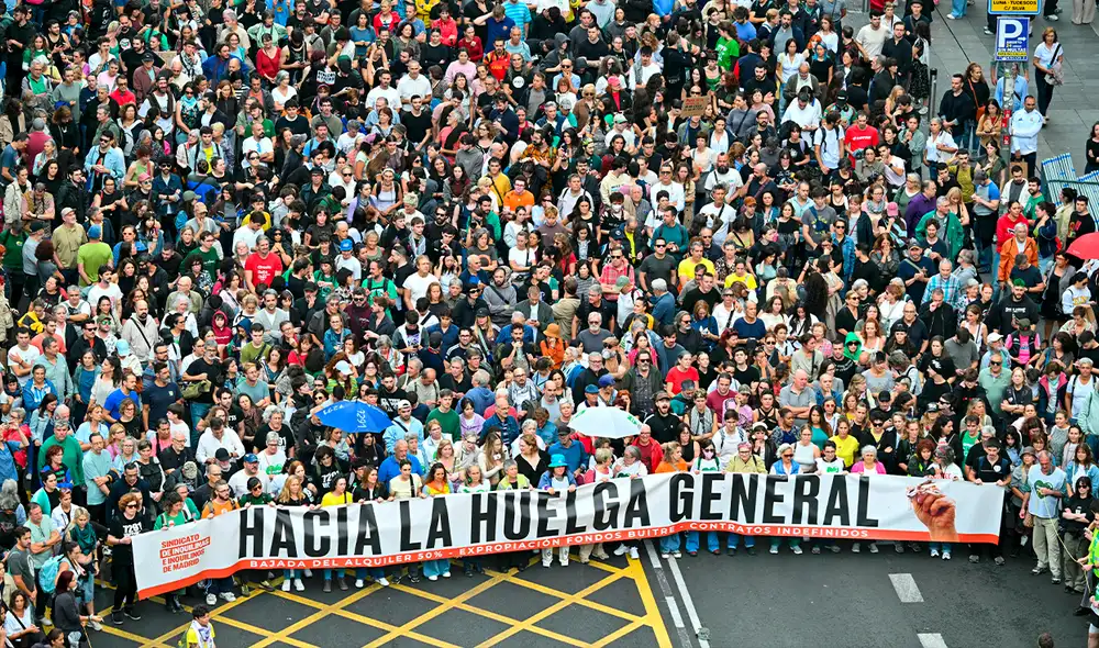 Cientos de miles de manifestantes en Madrid y otras ciudades exigen soluciones a la crisis de vivienda bajo el lema "Hacia la huelga general" tras el rechazo a decretos del Gobierno español.