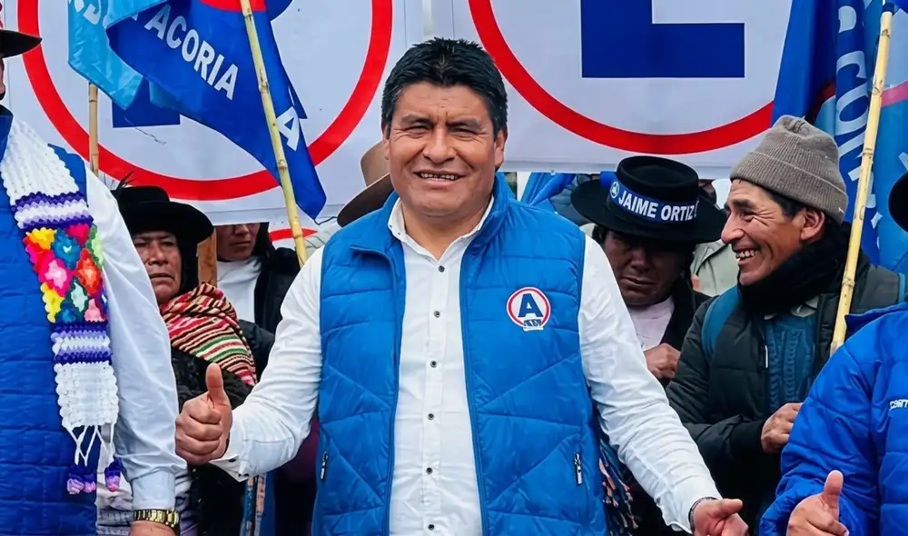 Vehículo donde se trasladaba el candidato fue atacado y perseguido. Foto: difusión Vehículo donde se trasladaba el candidato fue atacado y perseguido. Foto: difusión