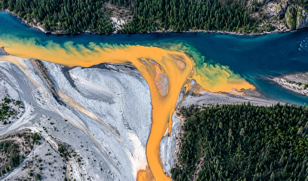 Los ríos de Alaska presentan un inusual color naranja desde el espacio, según imágenes del satélite Landsat 9. Este fenómeno se relaciona con el deshielo del permafrost y la liberación de minerales pesados.