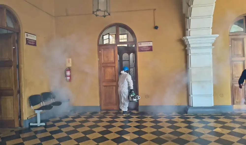 Corte de La Libertad fumiga sus sedes judiciales para prevenir enfermedades. Foto: difusión. Corte de La Libertad fumiga sus sedes judiciales para prevenir enfermedades. Foto: difusión.