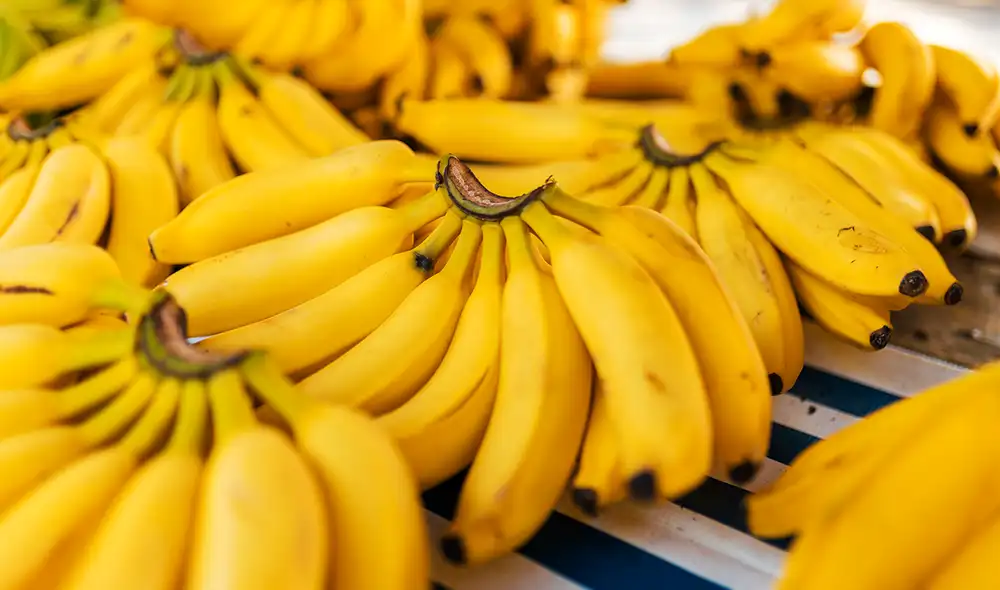 Los plátanos maduran más rápido si están con otras frutas y el frio oscurece la cáscara. Foto: Pexels/Matheus Bertelli Los plátanos maduran más rápido si están con otras frutas y el frio oscurece la cáscara. Foto: Pexels/Matheus Bertelli