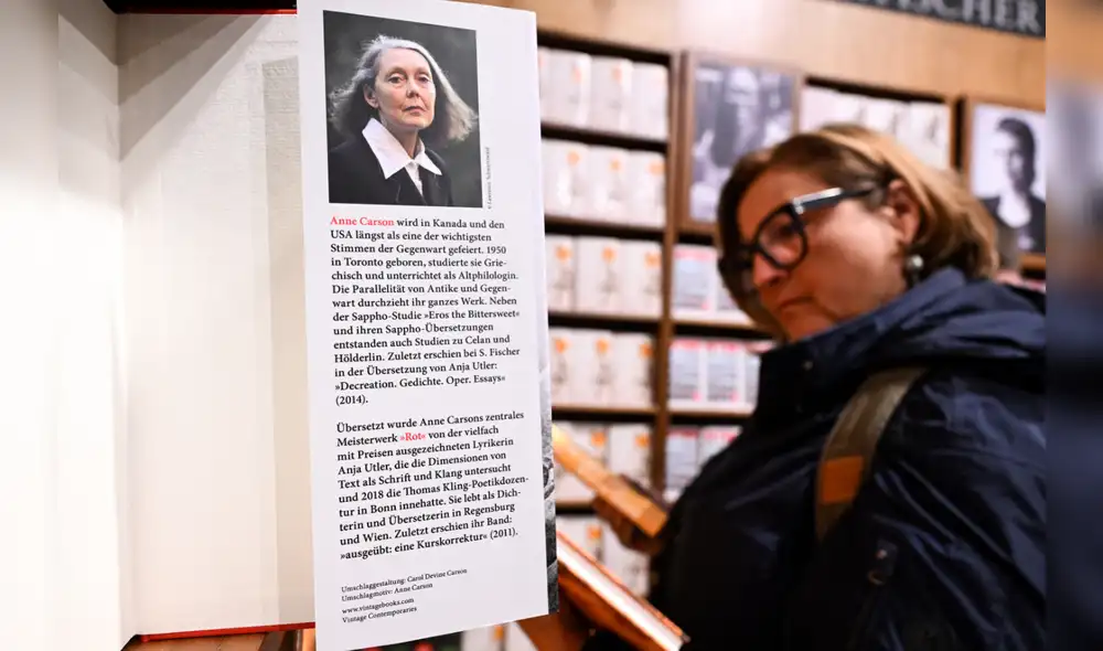 Una lectora observa los libros de la escritora canadiense Anne Carson expuestos en el stand de la editorial S. Fischer durante la 78.ª Feria del Libro de Fráncfort. Foto: AFP.