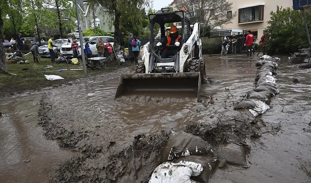 El aluvión en Las Condes, Santiago, dejó seis heridos y graves daños en casas y vehículos