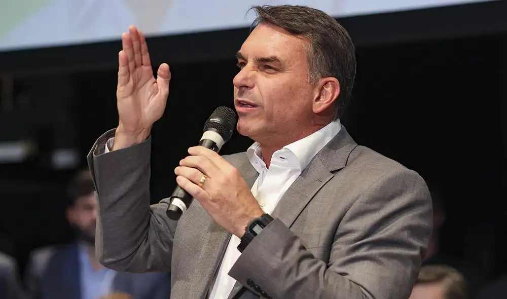 Flávio Bolsonaro lidera la intención de voto en la primera encuesta de Datafolha para la segunda vuelta electoral en Brasil Flávio Bolsonaro lidera la intención de voto en la primera encuesta de Datafolha para la segunda vuelta electoral en Brasil