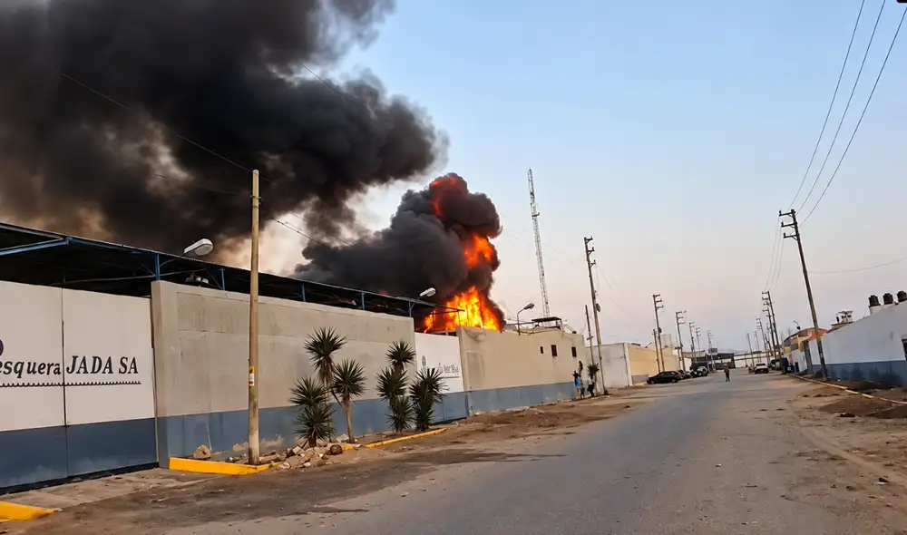 Una procesadora de harina de pescado se incendia en Chimbote, el 11 de mayo de 2024. Foto: difusión
