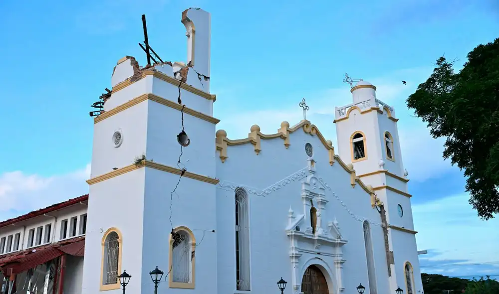 Esta imagen muestra la catedral de Penonomé derrumbada tras el terremoto.