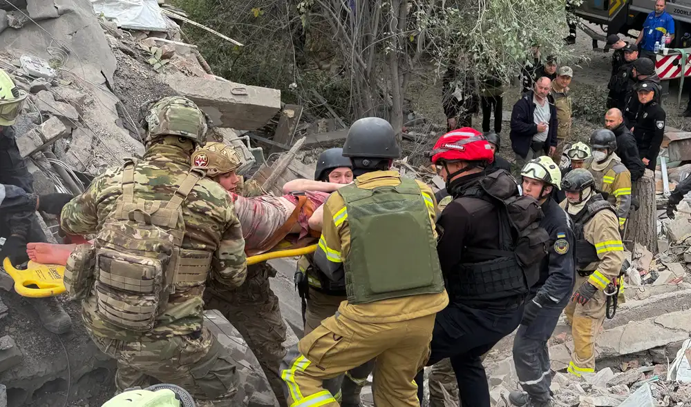 Los rescatistas evacuan en camilla a una mujer herida de entre los escombros de un edificio residencial de cinco plantas dañado durante un ataque ruso. Los rescatistas evacuan en camilla a una mujer herida de entre los escombros de un edificio residencial de cinco plantas dañado durante un ataque ruso.
