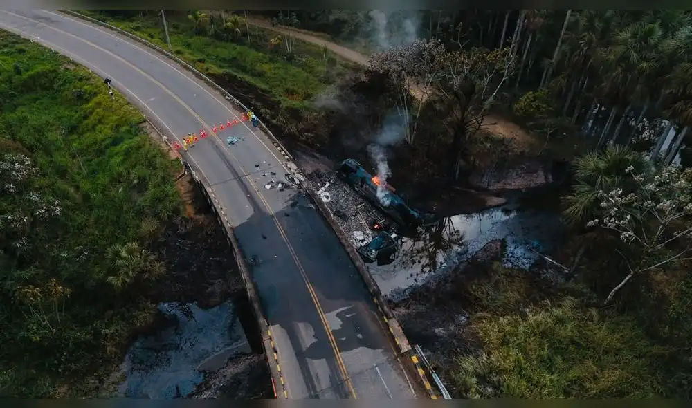 Cisterna explosionó en la vía Interoceánica. Foto: Paolo Peña Cisterna explosionó en la vía Interoceánica. Foto: Paolo Peña