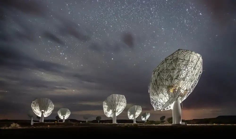 El telescopio MeerKAT, compuesto por 64 antenas, se utiliza para estudiar la formación y evolución de las galaxias. Foto: Observatorio Sudafricano de Radioastronomía El telescopio MeerKAT, compuesto por 64 antenas, se utiliza para estudiar la formación y evolución de las galaxias. Foto: Observatorio Sudafricano de Radioastronomía