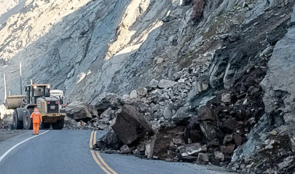 Los trabajos para retirar las piedras afectadas incluyen el uso de maquinaria pesada y procedimientos especializados, permitiendo el paso parcial de vehículos en la vía. Los trabajos para retirar las piedras afectadas incluyen el uso de maquinaria pesada y procedimientos especializados, permitiendo el paso parcial de vehículos en la vía.