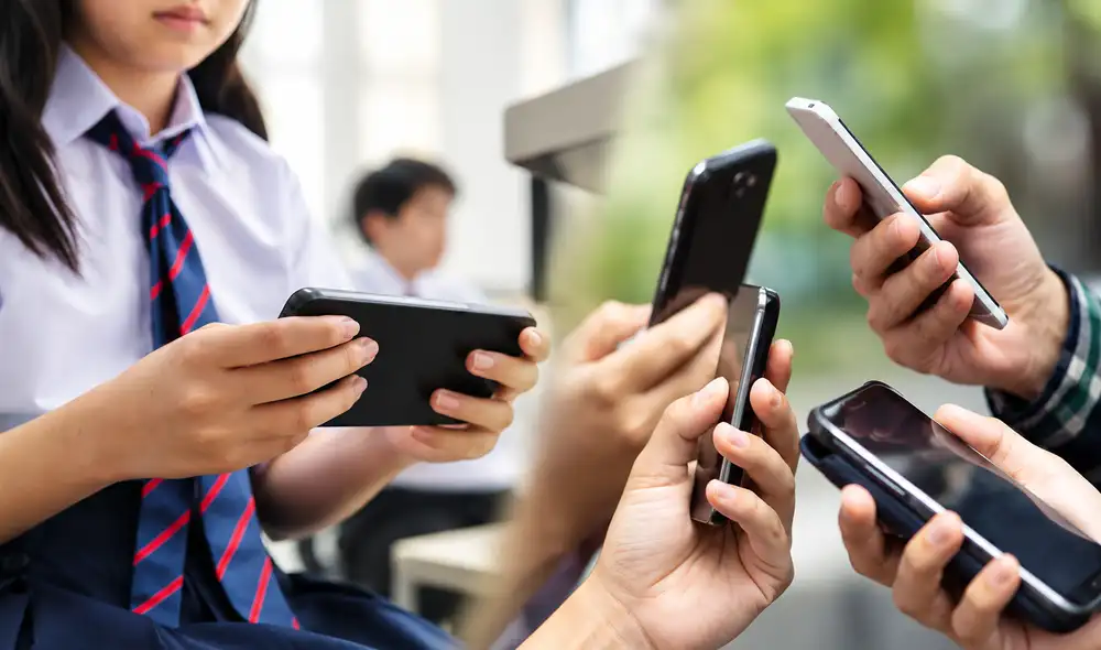 El Ministerio de Educación aprobó un reglamento que restringe el uso de teléfonos celulares en escuelas, estableciendo excepciones para actividades pedagógicas y emergencias. El Ministerio de Educación aprobó un reglamento que restringe el uso de teléfonos celulares en escuelas, estableciendo excepciones para actividades pedagógicas y emergencias.