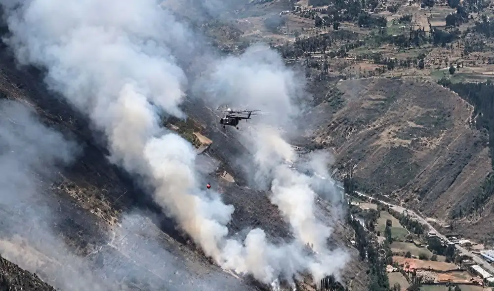 Despliegue de helicópteros y brigadistas para combatir incendio en Cusco