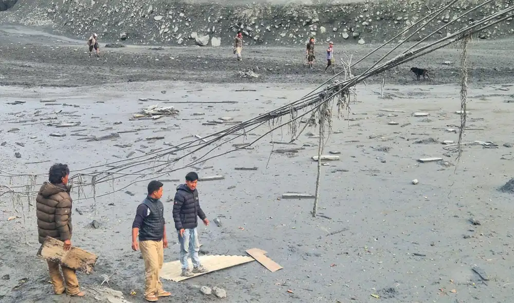 El Ejército de Nepal rescató a 321 personas, incluidos 12 extranjeros, utilizando helicópteros y evacuaciones terrestres El Ejército de Nepal rescató a 321 personas, incluidos 12 extranjeros, utilizando helicópteros y evacuaciones terrestres