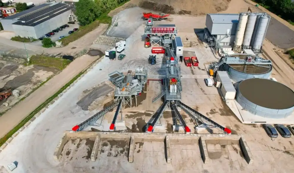 Una innovadora tecnología en Bélgica permite recuperar más de 100.000 toneladas de materiales reciclados de edificios demolidos, transformándolos en arena limpia y áridos para nuevas construcciones.