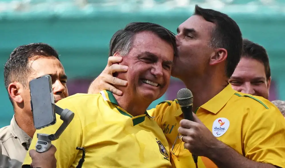 Jair Bolsonaro se muestra “muy contento” con los resultados de la primera vuelta de las elecciones presidenciales en Brasil, donde su hijo Flávio lidera en las encuestas Jair Bolsonaro se muestra “muy contento” con los resultados de la primera vuelta de las elecciones presidenciales en Brasil, donde su hijo Flávio lidera en las encuestas