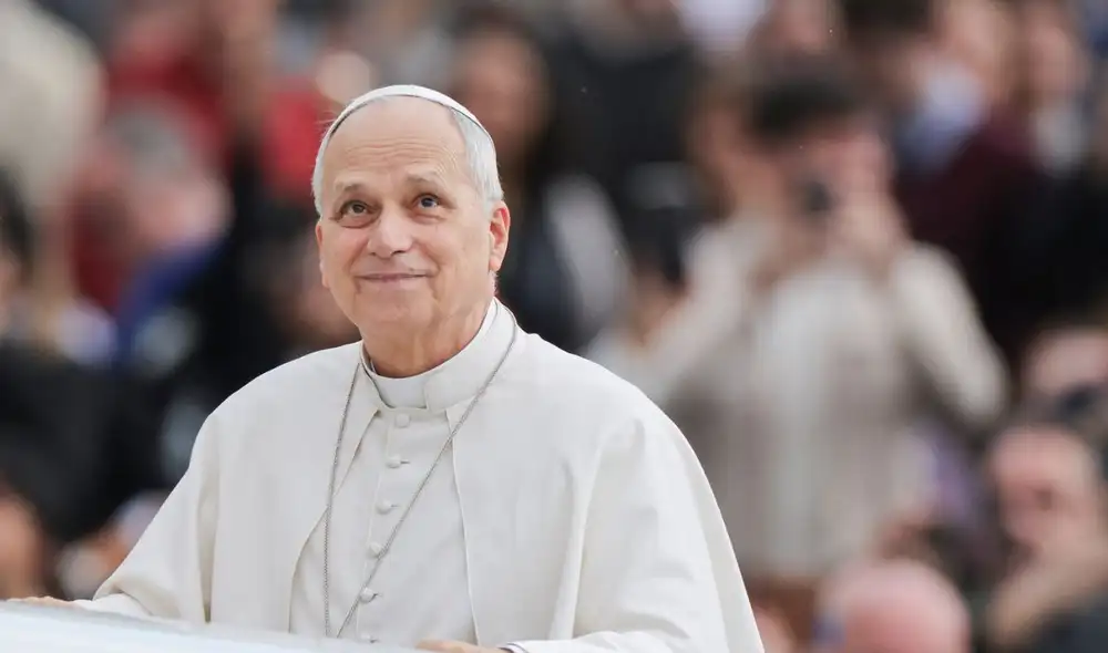 El papa León XIV se encuentra en el Hospital Gemelli de Roma tras una cirugía exitosa para extirpar el lóbulo inferior de su pulmón derecho. Su estado es estable y sin complicaciones.