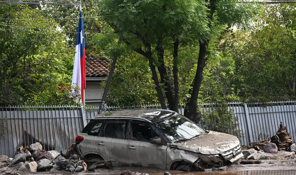 Una fuerte tormenta eléctrica azotó Santiago de Chile, generando lluvias torrenciales y granizo que inundaron calles y viviendas, lo que llevó a declarar alerta roja.