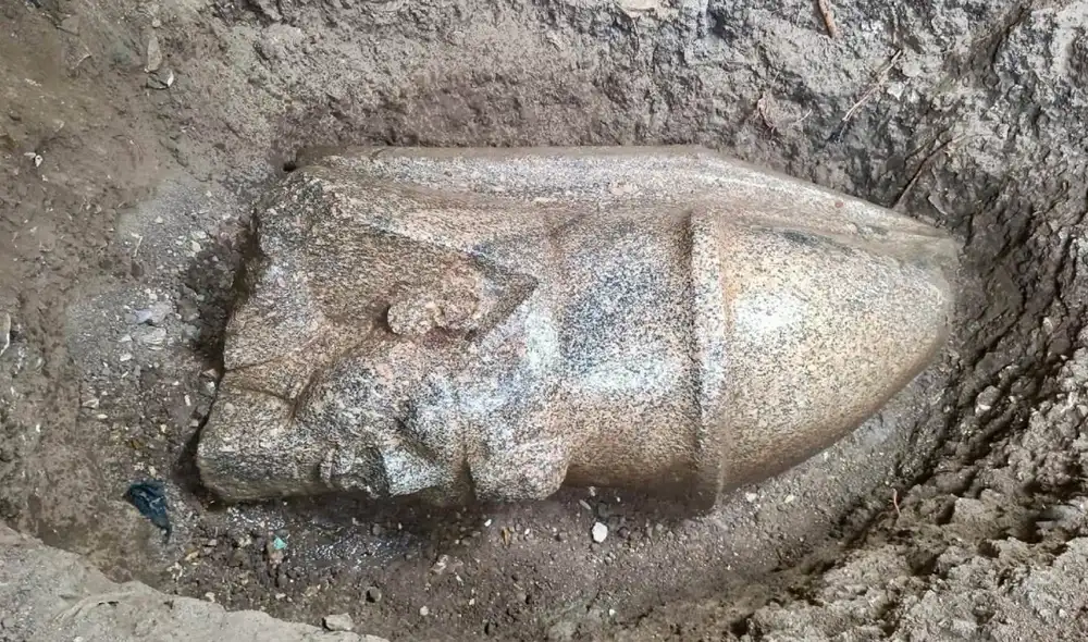 Fragmento del rey Ramsés II encontrado en la aldea de Behebat al-Hijara. Foto: Ministerio de Turismo y Antigüedades/Facebook