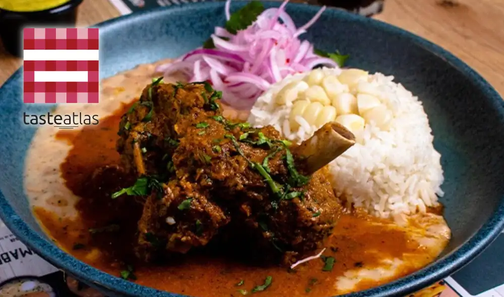 La receta, reconocida internacionalmente, destaca por su preparación con chicha de jora, culantro y una cocción lenta que integra todos los sabores, acompañado de arroz y yuca hervida.