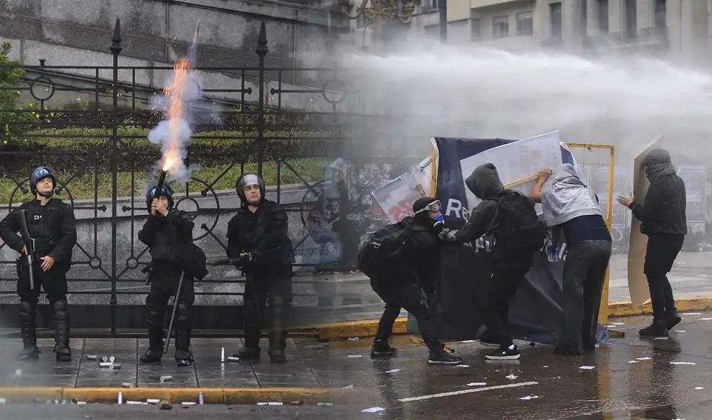 Las fuerzas de seguridad de Argentina reprimieron con gases lacrimógenos a miles de manifestantes en Buenos Aires, quienes protestaban contra las políticas de Javier Milei Las fuerzas de seguridad de Argentina reprimieron con gases lacrimógenos a miles de manifestantes en Buenos Aires, quienes protestaban contra las políticas de Javier Milei