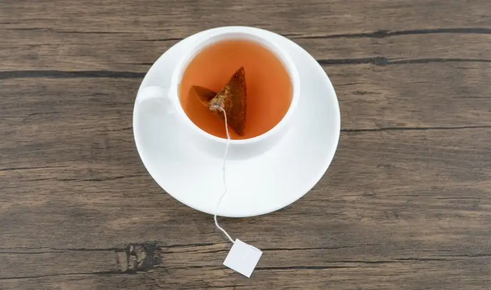 Una investigación revela que las bolsitas de té pueden liberar microplásticos y nanoplásticos, con diferencias notables según el material utilizado.