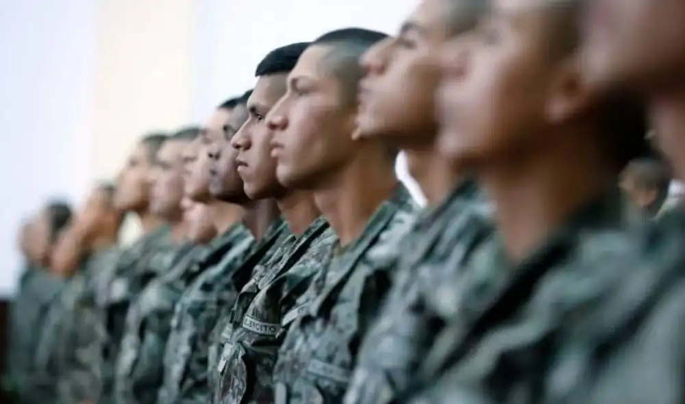 El debate sobre el retorno del servicio militar obligatorio en Perú se reavivó tras pronunciamientos de Fuerza Popular y Juntos por el Perú. Se evalúa la utilidad de esta modalidad suspendida desde 1999.