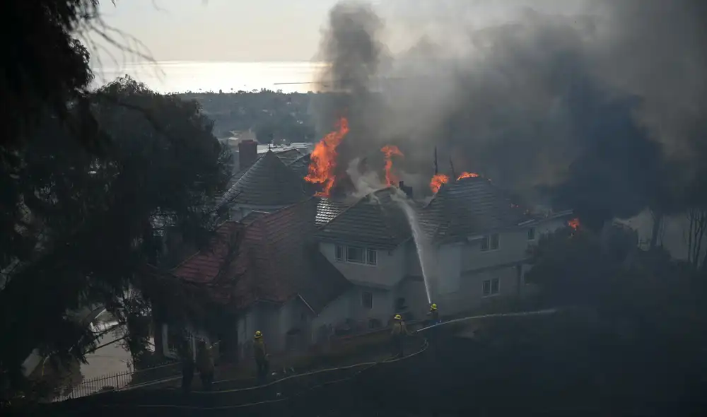 Incendio forestal arrasa el sur de California. Foto: AFP Incendio forestal arrasa el sur de California. Foto: AFP